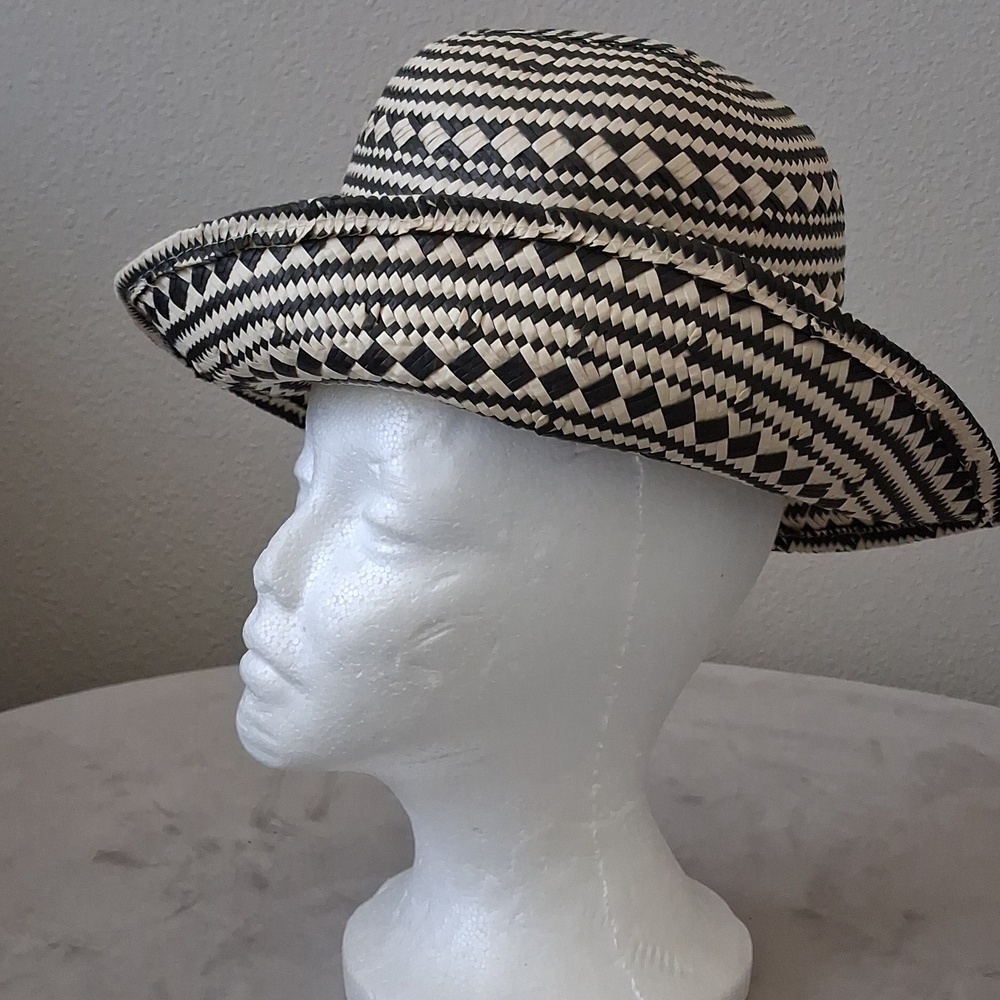 Women's straw bucket hat - Picture 8 of 8